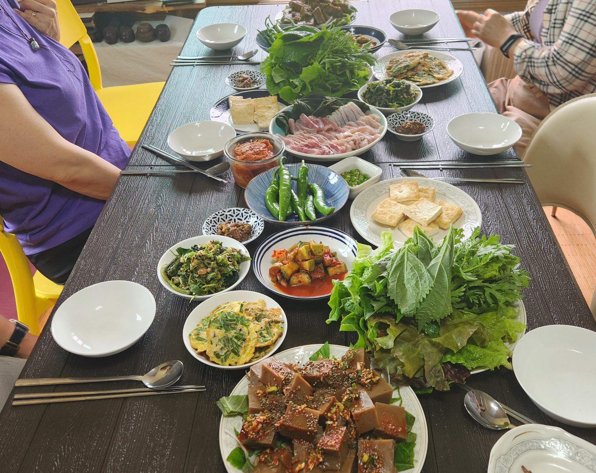 두레 조합원들이 텃밭 수확물로 함께 차린 팜투테이블 밥상